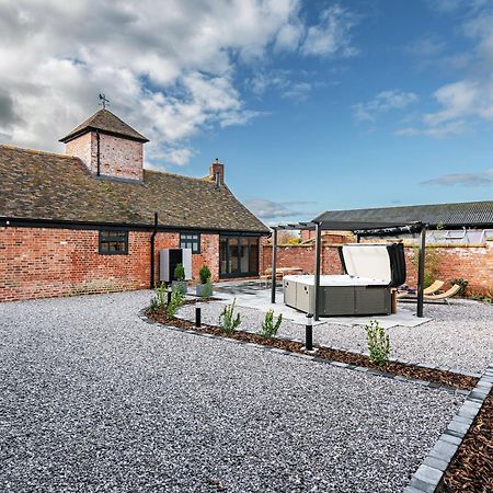 Villa Pigeon House - Unique Barn With Private Garden, Hot Tub And Wood Burner Shrewsbury Exterior foto